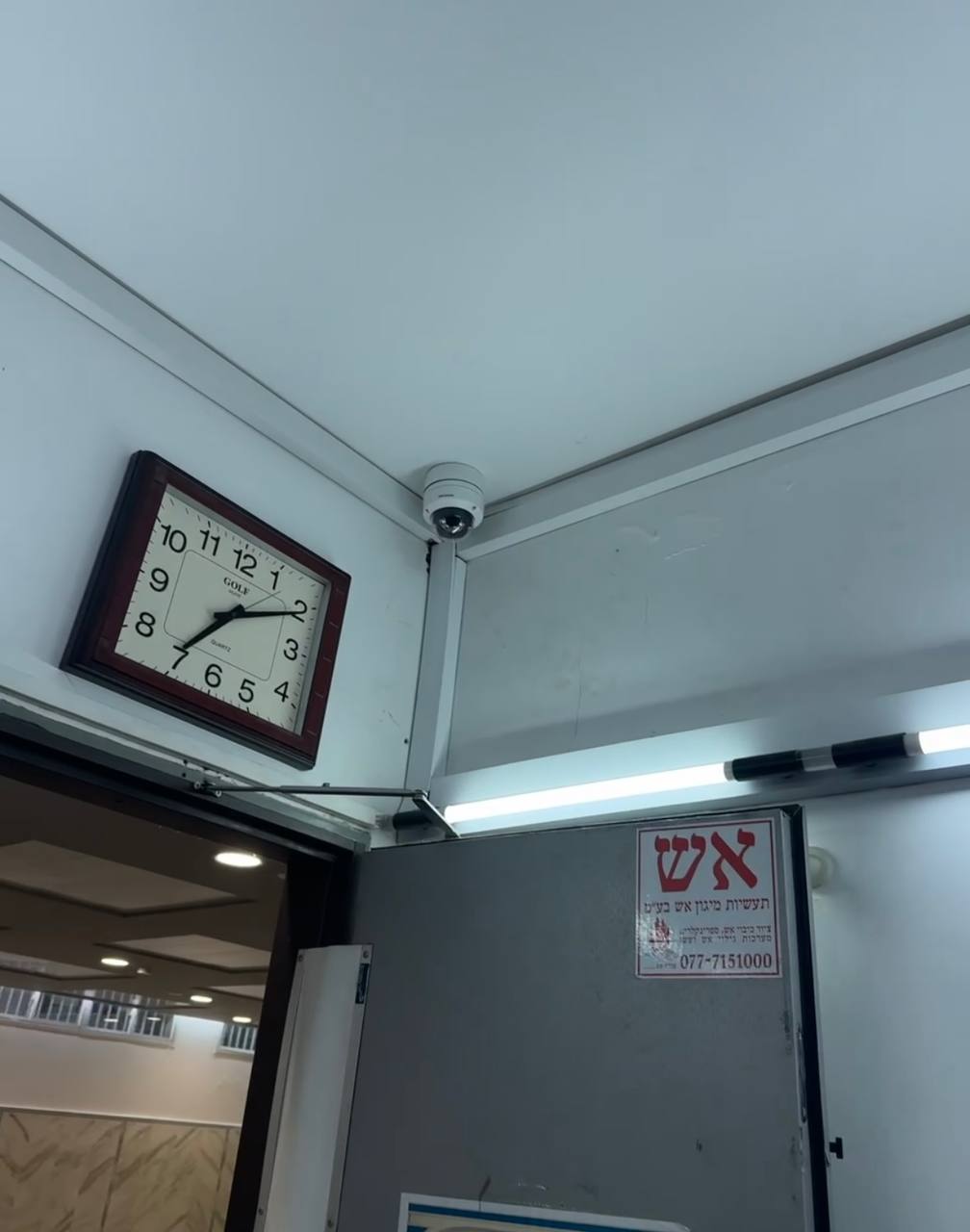 מצלמת אבטחה במשרד