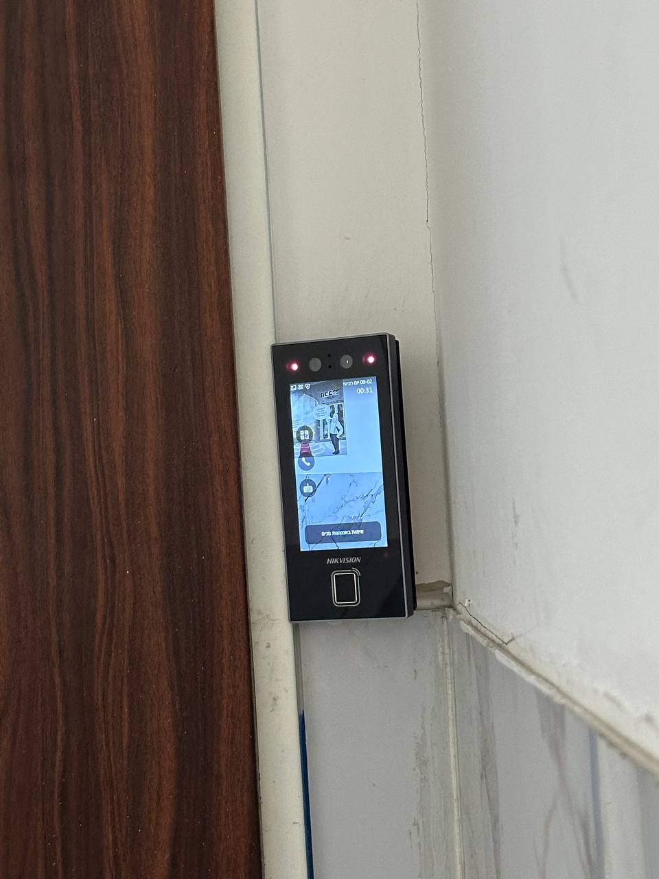 עמדת בקרת כניסה עם זיהוי פנים וטביעת אצבע